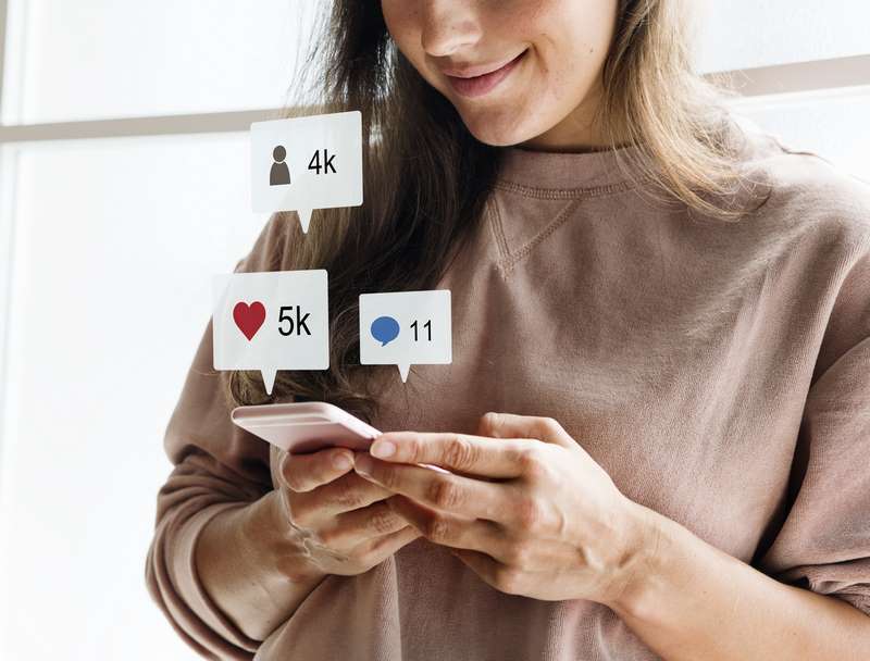 Mujer utilizando redes sociales en el móvil